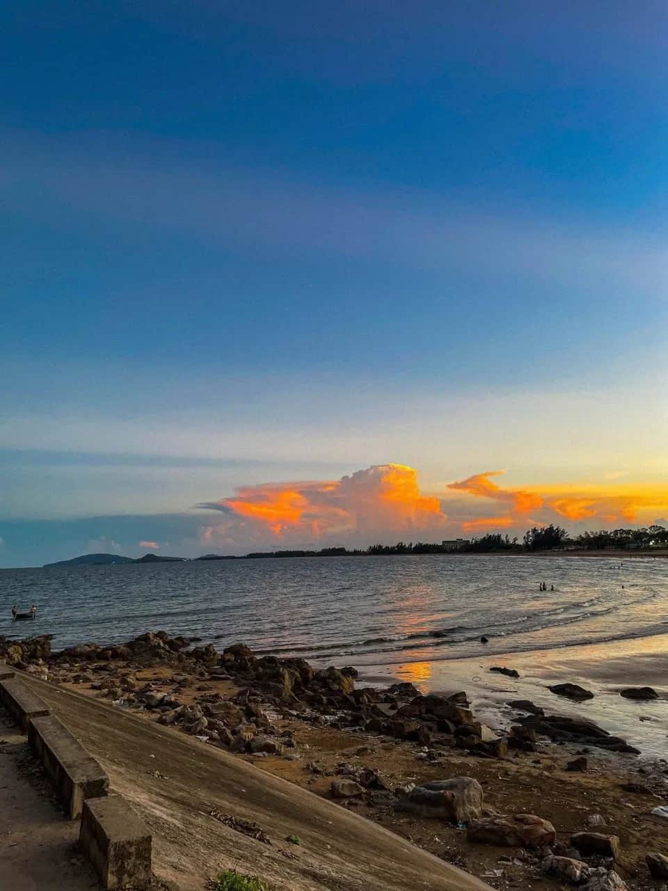 Bãi biển Quỳnh Liên nhìn dọc bờ, sóng lặng và bãi cát trải dài