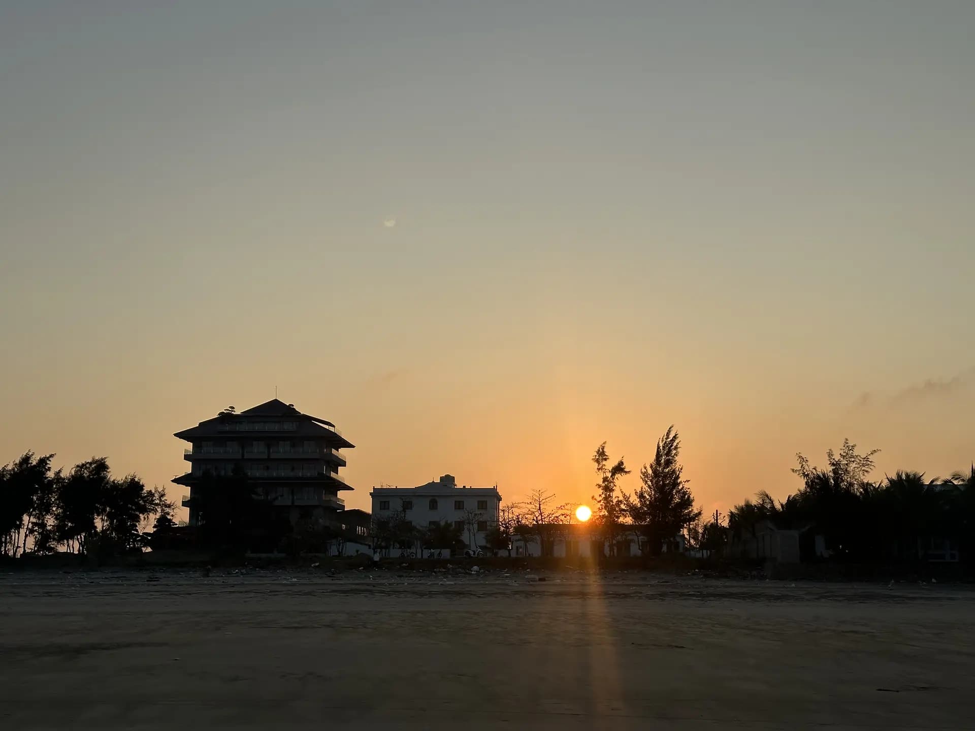Hoàng hôn sau dãy nhà nghỉ ven bãi Quỳnh Bảng