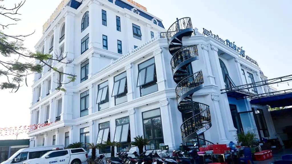 Khach san hoa mai ngoai that 1 tại Khách Sạn Hoa Mai, biển Quỳnh, Nghệ An